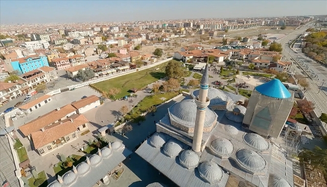 Konya'nın merkez Karatay ilçesinde yer alan Mevlana Müzesi'nin görüntüleri FPV dronla kaydedildi. Mevlana Celaleddin-i Rumi'nin 17 Aralık 1273'te vefatının ardından yaptırılan türbesi günümüzde de milyonların buluşma noktası olmaya devam ediyor. Hazreti Mevlana'nın sandukasının yer aldığı bölüm ise kalem işi süslemeler, nakış, bezeme ve hatlardan oluşuyor. Kanuni Sultan Süleyman'ın yaptırdığı ​mermerden sandukanın üstünde, altın ve ipekten dokunmuş, hat süslemeleri, Ayetel Kürsi, peygamber isimleri, Fatiha Suresi'nin yazılı olduğu örtü bulunuyor.