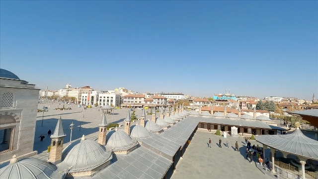 Konya'nın merkez Karatay ilçesinde yer alan Mevlana Müzesi'nin görüntüleri FPV dronla kaydedildi. Mevlana Celaleddin-i Rumi'nin 17 Aralık 1273'te vefatının ardından yaptırılan türbesi günümüzde de milyonların buluşma noktası olmaya devam ediyor. Hazreti Mevlana'nın sandukasının yer aldığı bölüm ise kalem işi süslemeler, nakış, bezeme ve hatlardan oluşuyor. Kanuni Sultan Süleyman'ın yaptırdığı ​mermerden sandukanın üstünde, altın ve ipekten dokunmuş, hat süslemeleri, Ayetel Kürsi, peygamber isimleri, Fatiha Suresi'nin yazılı olduğu örtü bulunuyor.