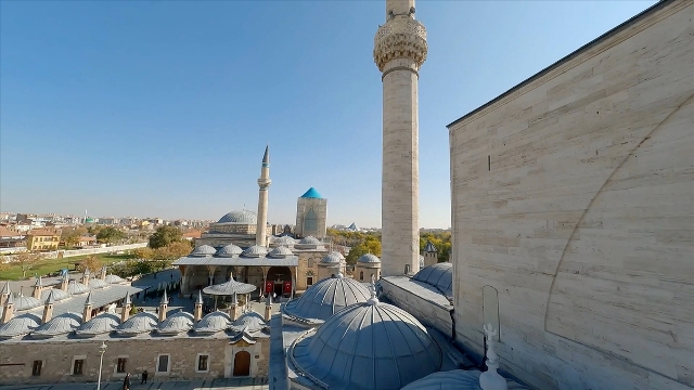 Konya'nın merkez Karatay ilçesinde yer alan Mevlana Müzesi'nin görüntüleri FPV dronla kaydedildi. Mevlana Celaleddin-i Rumi'nin 17 Aralık 1273'te vefatının ardından yaptırılan türbesi günümüzde de milyonların buluşma noktası olmaya devam ediyor. Hazreti Mevlana'nın sandukasının yer aldığı bölüm ise kalem işi süslemeler, nakış, bezeme ve hatlardan oluşuyor. Kanuni Sultan Süleyman'ın yaptırdığı ​mermerden sandukanın üstünde, altın ve ipekten dokunmuş, hat süslemeleri, Ayetel Kürsi, peygamber isimleri, Fatiha Suresi'nin yazılı olduğu örtü bulunuyor.