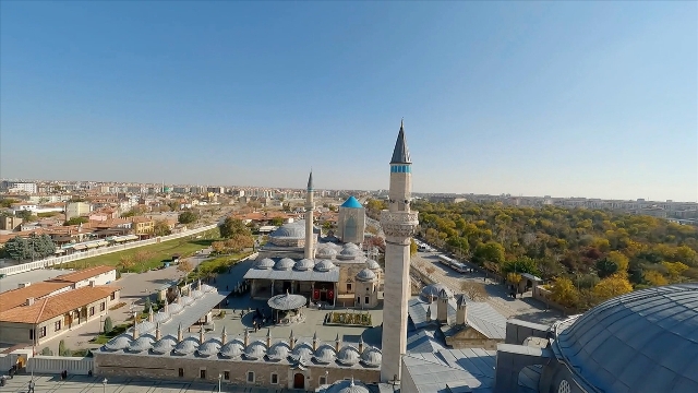 Konya'nın merkez Karatay ilçesinde yer alan Mevlana Müzesi'nin görüntüleri FPV dronla kaydedildi. Mevlana Celaleddin-i Rumi'nin 17 Aralık 1273'te vefatının ardından yaptırılan türbesi günümüzde de milyonların buluşma noktası olmaya devam ediyor. Hazreti Mevlana'nın sandukasının yer aldığı bölüm ise kalem işi süslemeler, nakış, bezeme ve hatlardan oluşuyor. Kanuni Sultan Süleyman'ın yaptırdığı ​mermerden sandukanın üstünde, altın ve ipekten dokunmuş, hat süslemeleri, Ayetel Kürsi, peygamber isimleri, Fatiha Suresi'nin yazılı olduğu örtü bulunuyor.