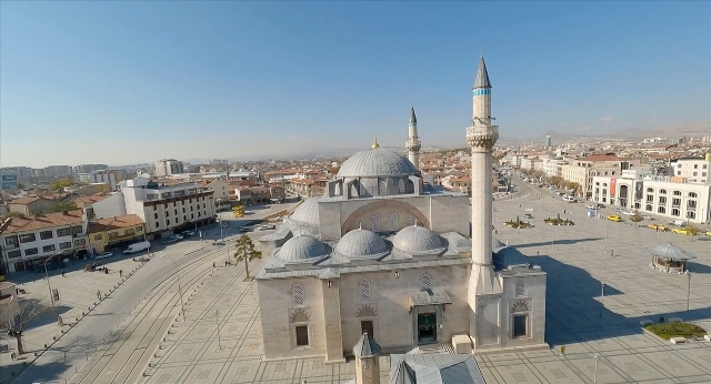 Konya'nın merkez Karatay ilçesinde yer alan Mevlana Müzesi'nin görüntüleri FPV dronla kaydedildi. Mevlana Celaleddin-i Rumi'nin 17 Aralık 1273'te vefatının ardından yaptırılan türbesi günümüzde de milyonların buluşma noktası olmaya devam ediyor. Hazreti Mevlana'nın sandukasının yer aldığı bölüm ise kalem işi süslemeler, nakış, bezeme ve hatlardan oluşuyor. Kanuni Sultan Süleyman'ın yaptırdığı ​mermerden sandukanın üstünde, altın ve ipekten dokunmuş, hat süslemeleri, Ayetel Kürsi, peygamber isimleri, Fatiha Suresi'nin yazılı olduğu örtü bulunuyor.