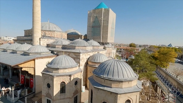 Konya'nın merkez Karatay ilçesinde yer alan Mevlana Müzesi'nin görüntüleri FPV dronla kaydedildi. Mevlana Celaleddin-i Rumi'nin 17 Aralık 1273'te vefatının ardından yaptırılan türbesi günümüzde de milyonların buluşma noktası olmaya devam ediyor. Hazreti Mevlana'nın sandukasının yer aldığı bölüm ise kalem işi süslemeler, nakış, bezeme ve hatlardan oluşuyor. Kanuni Sultan Süleyman'ın yaptırdığı ​mermerden sandukanın üstünde, altın ve ipekten dokunmuş, hat süslemeleri, Ayetel Kürsi, peygamber isimleri, Fatiha Suresi'nin yazılı olduğu örtü bulunuyor.