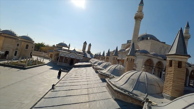 Konya'nın merkez Karatay ilçesinde yer alan Mevlana Müzesi'nin görüntüleri FPV dronla kaydedildi. Mevlana Celaleddin-i Rumi'nin 17 Aralık 1273'te vefatının ardından yaptırılan türbesi günümüzde de milyonların buluşma noktası olmaya devam ediyor. Hazreti Mevlana'nın sandukasının yer aldığı bölüm ise kalem işi süslemeler, nakış, bezeme ve hatlardan oluşuyor. Kanuni Sultan Süleyman'ın yaptırdığı ​mermerden sandukanın üstünde, altın ve ipekten dokunmuş, hat süslemeleri, Ayetel Kürsi, peygamber isimleri, Fatiha Suresi'nin yazılı olduğu örtü bulunuyor.