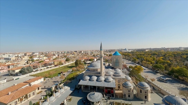 Konya'nın merkez Karatay ilçesinde yer alan Mevlana Müzesi'nin görüntüleri FPV dronla kaydedildi. Mevlana Celaleddin-i Rumi'nin 17 Aralık 1273'te vefatının ardından yaptırılan türbesi günümüzde de milyonların buluşma noktası olmaya devam ediyor. Hazreti Mevlana'nın sandukasının yer aldığı bölüm ise kalem işi süslemeler, nakış, bezeme ve hatlardan oluşuyor. Kanuni Sultan Süleyman'ın yaptırdığı ​mermerden sandukanın üstünde, altın ve ipekten dokunmuş, hat süslemeleri, Ayetel Kürsi, peygamber isimleri, Fatiha Suresi'nin yazılı olduğu örtü bulunuyor.