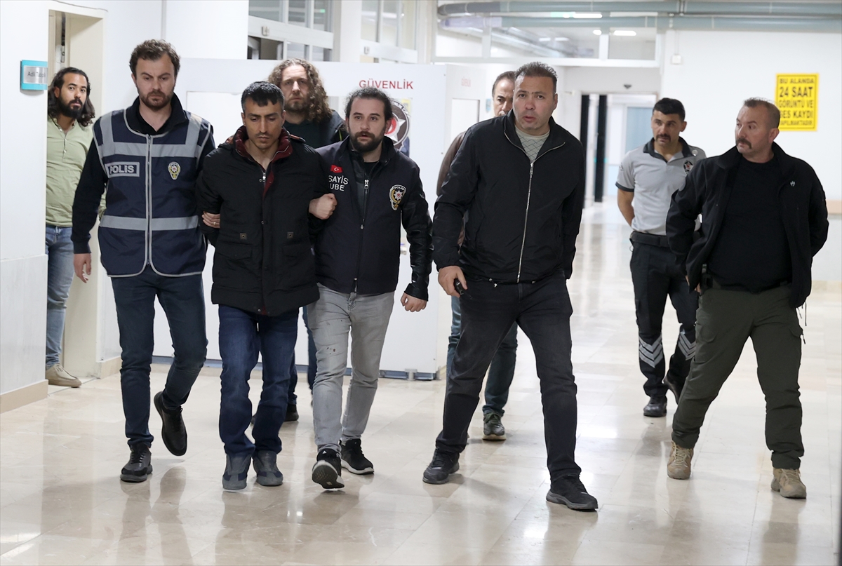 İki kardeşi evlerinde bıçaklayarak öldürdüğü iddia edilen zanlı Sivas'a getirildi