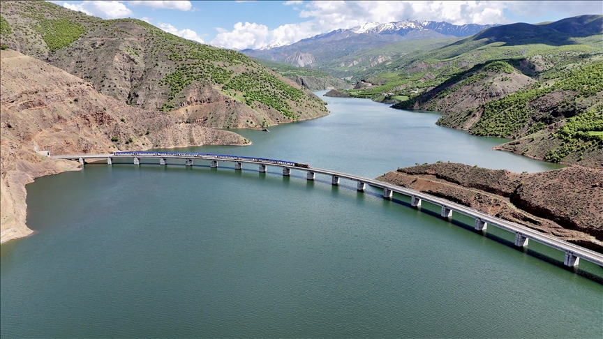 Vangölü Ekspresi'nin güzergahı fotoğraf meraklılarına kartpostallık kareler sunuyor Ankara-Tatvan seferini yapan Vangölü Ekspresi'nin ilkbah