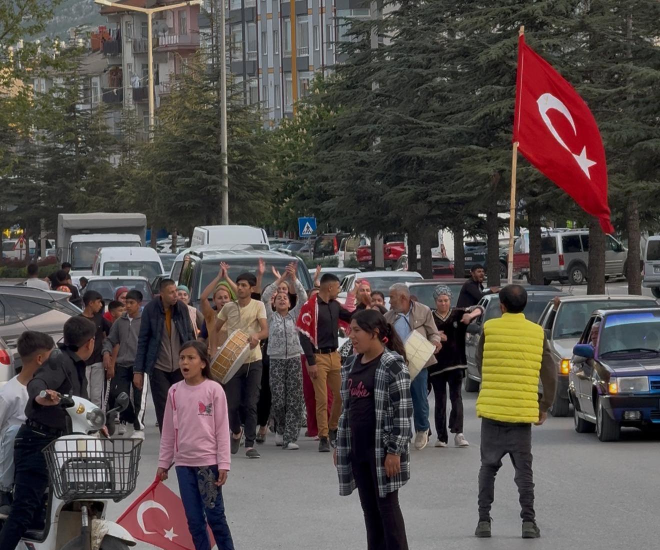 Seydişehir Değirmenci Mahallesi'nde Coşkulu Asker Uğurlama Geleneği