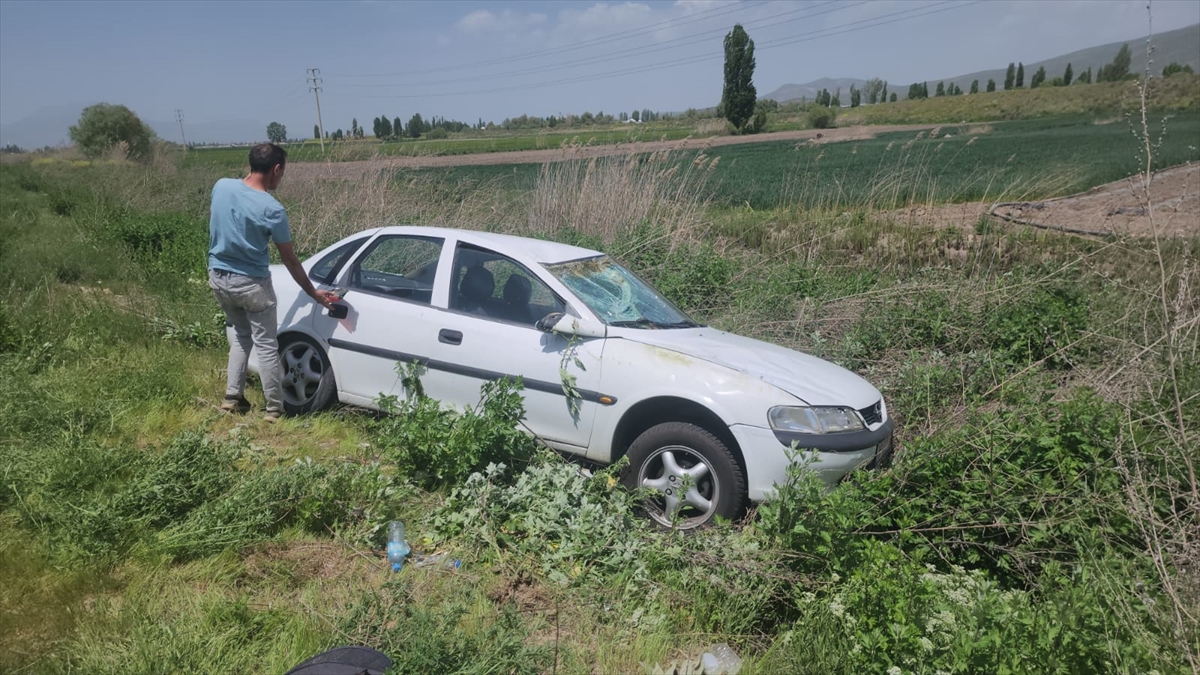 Seydişehir'de şarampole devrilen otomobildeki 2 kişi yaralandı
