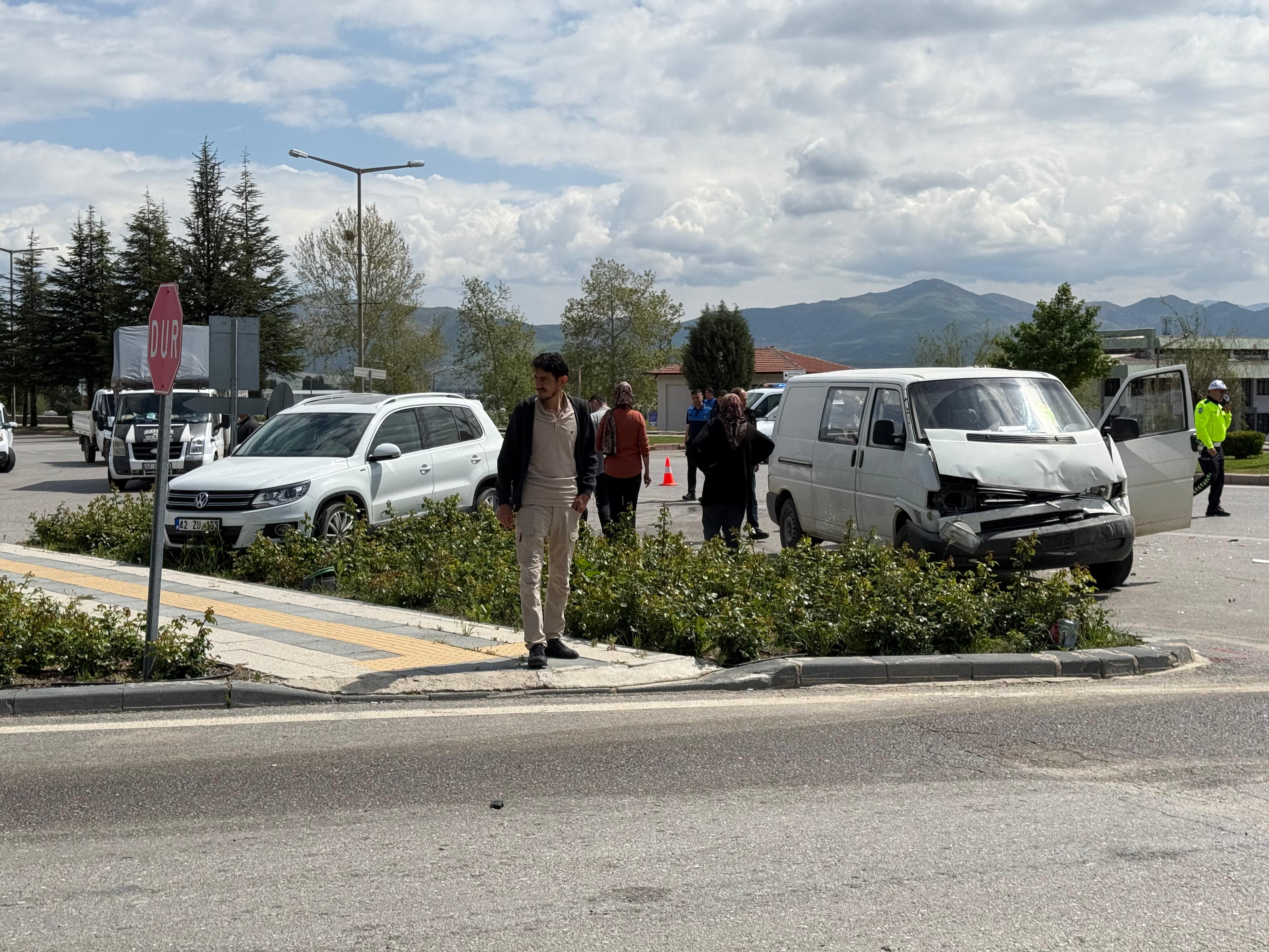 Seydişehir Otogar Kavşağı'nda Trafik Kazası: 2 Yaralı