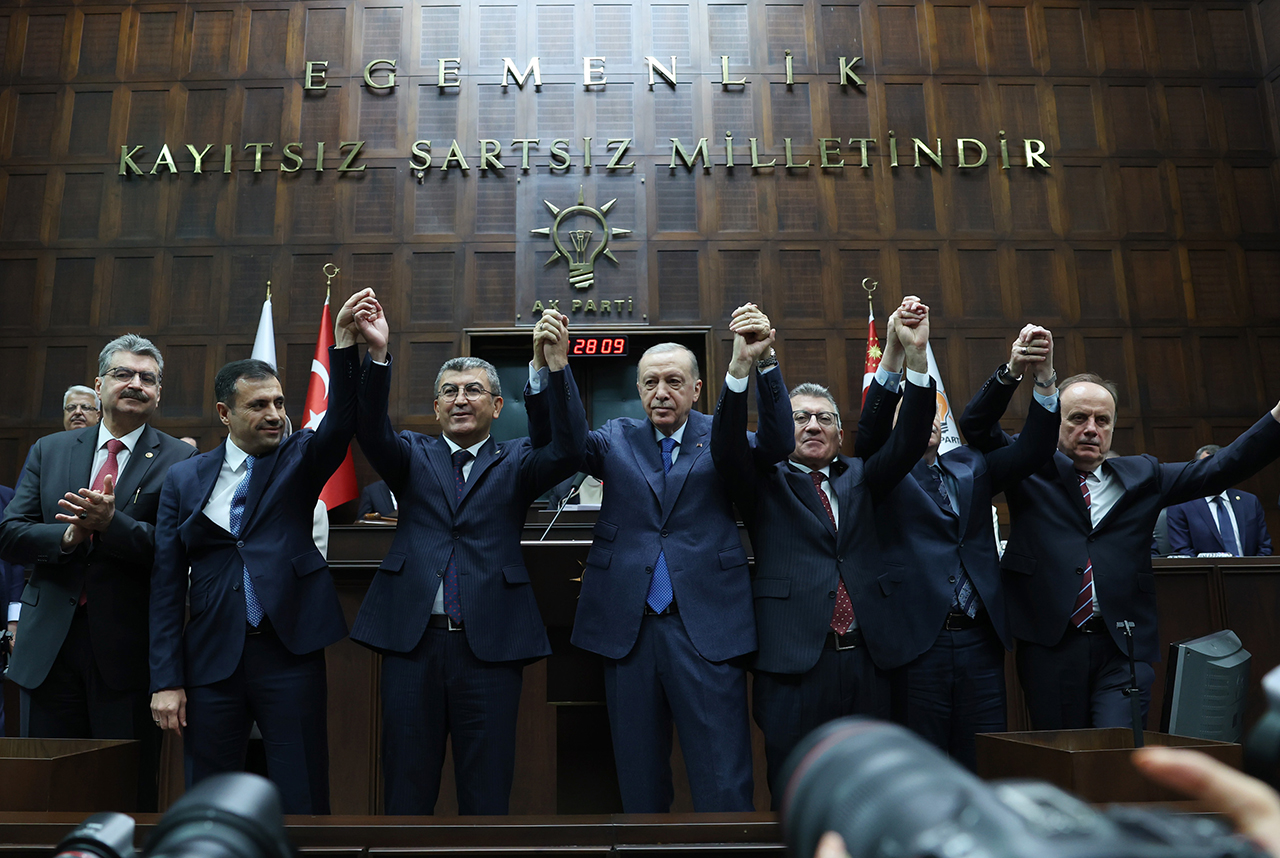 Konya’da 2 Belediye Başkanı ve 1 Milletvekili AK Partiye katıldı: Rozetleri Erdoğan Taktı