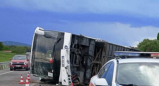Beyşehirde yolcu otobüsü devrildi, 13 kişi yaralandı