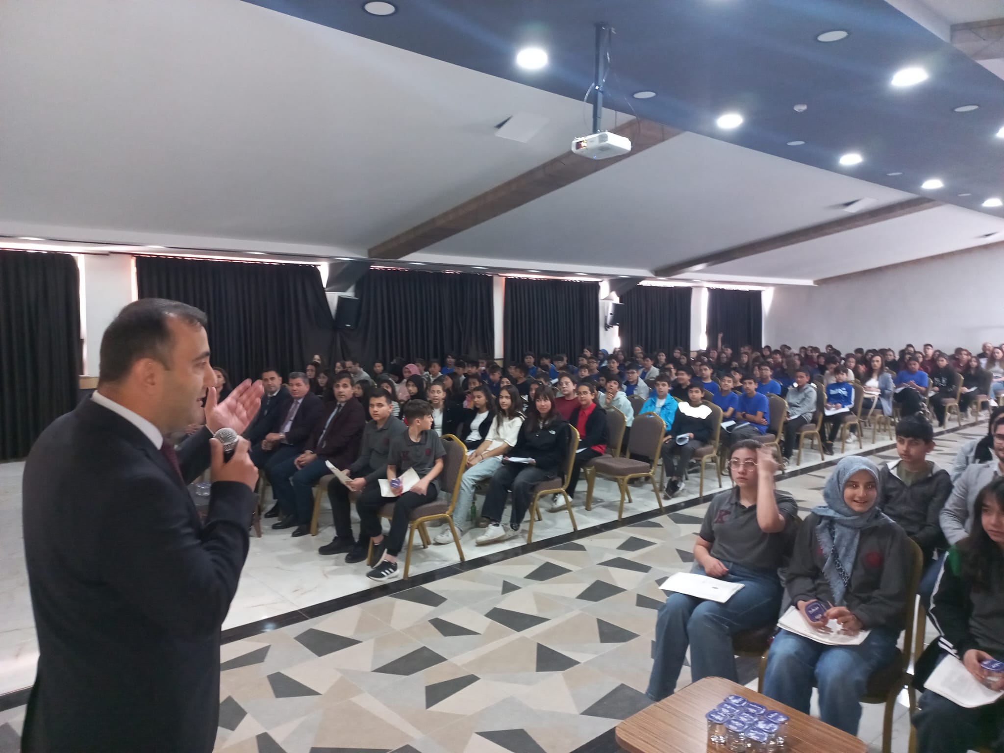 İlçe Kaymakamımız Cevdet BAKKAL, Öğrencilere Hızlı Okuma Teknikleri Semineri Verdi
