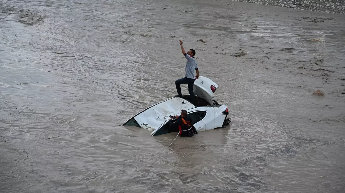 Osmaniye'yi sel vurdu! Otomobiller sürüklendi