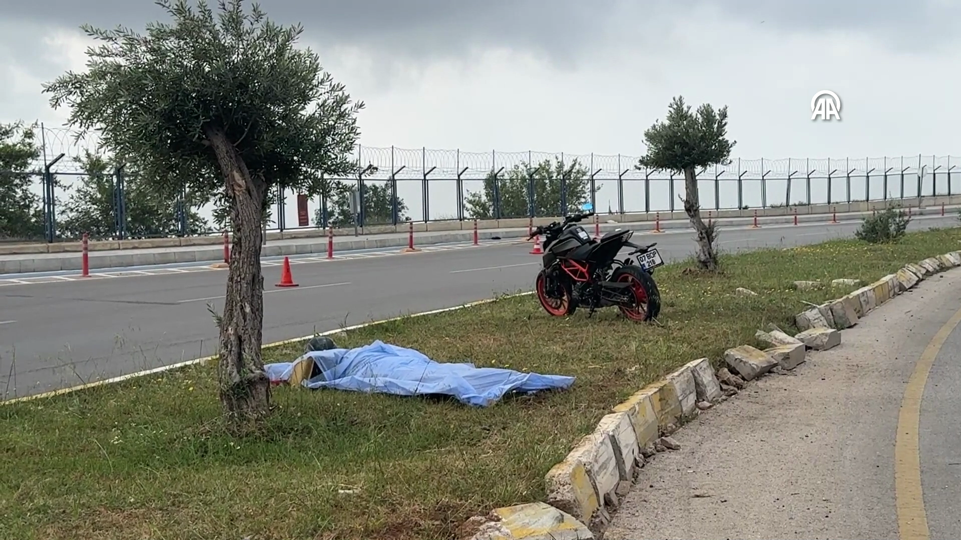 Antalya'da feci  Motor kazası! Ölen arkadaşının cansız bedeninin başından ayrılmadı