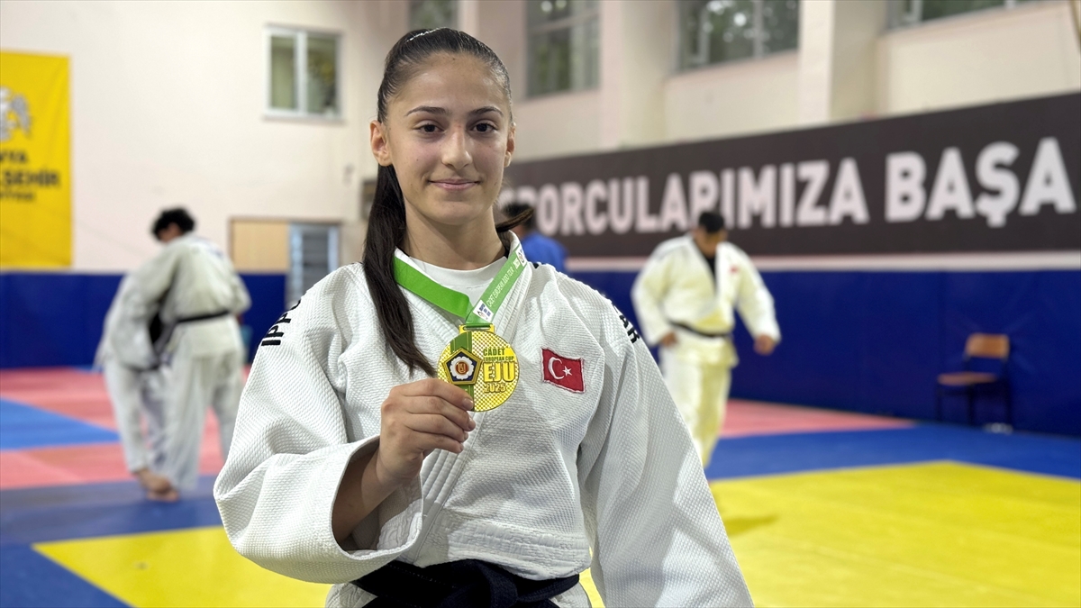 Konyalı Milli judocu Fatma Zehra Meki, kazandığı altın madalyayı Filistinlilere armağan etti