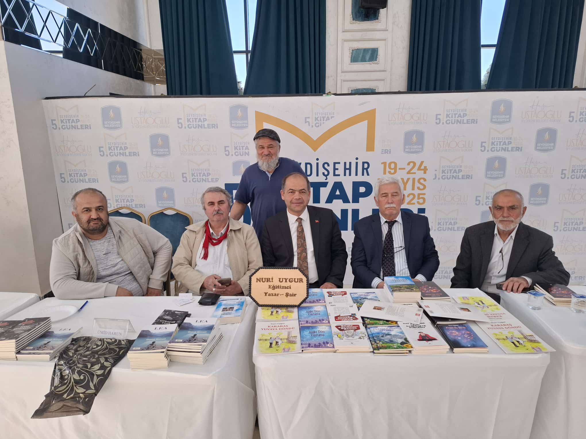 YAZARLAR İMZA VE SÖYLEŞİLERİNE DEVAM EDİYOR