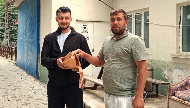 Seydişehir'de bir kişi parkta bulduğu çantayı sahibine ulaştırdı