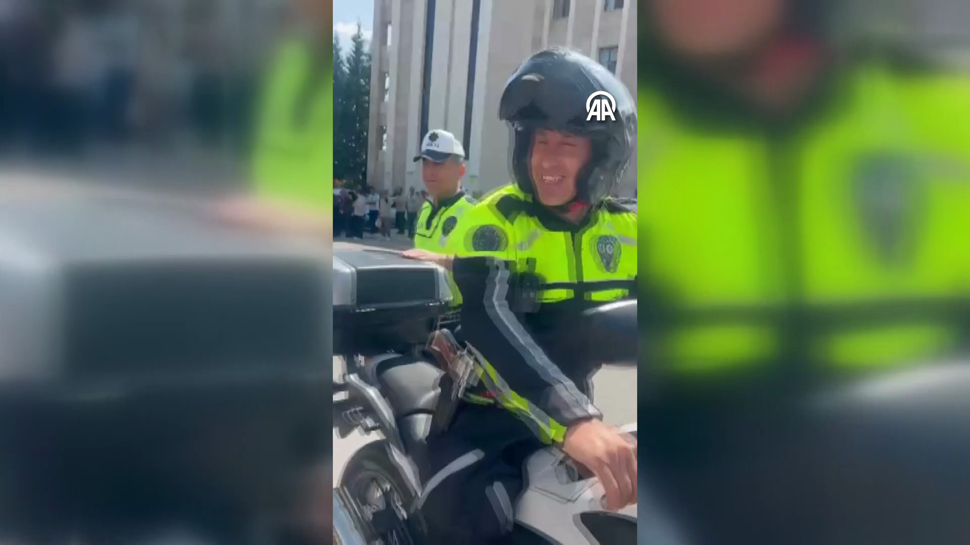 KONYA - Kimliğini evde unutan öğrenciyi YKS'ye polis yetiştirdi