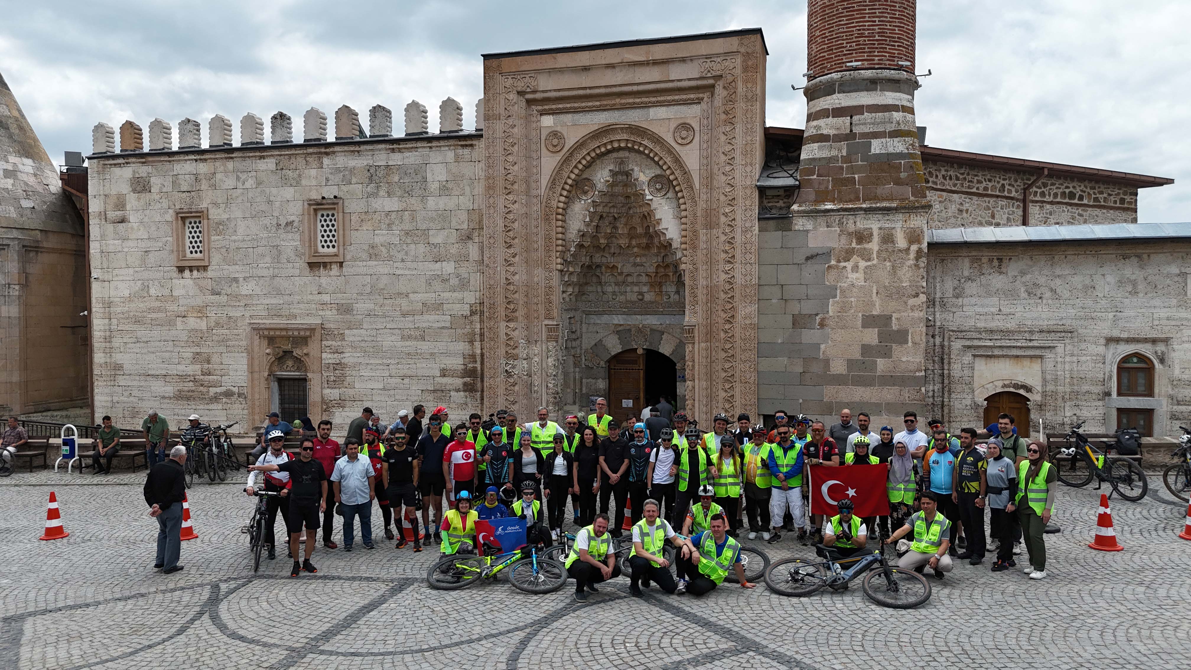 BİSİKLETSEVERLER KONYA BÜYÜKŞEHİR’İN YENİ OLUŞTURDUĞU TARİHİ ROTADA PEDAL ÇEVİRDİ