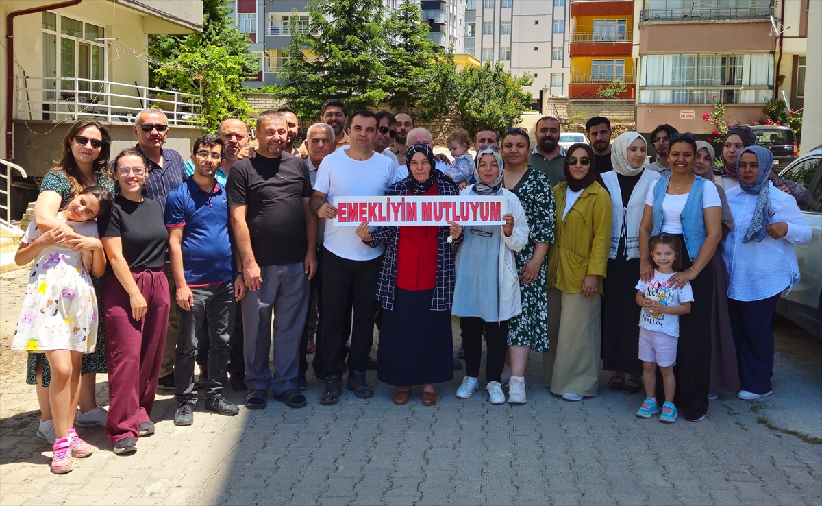 Beyşehir'de emekli olan Nuriye öğretmen için veda konvoyu düzenlendi