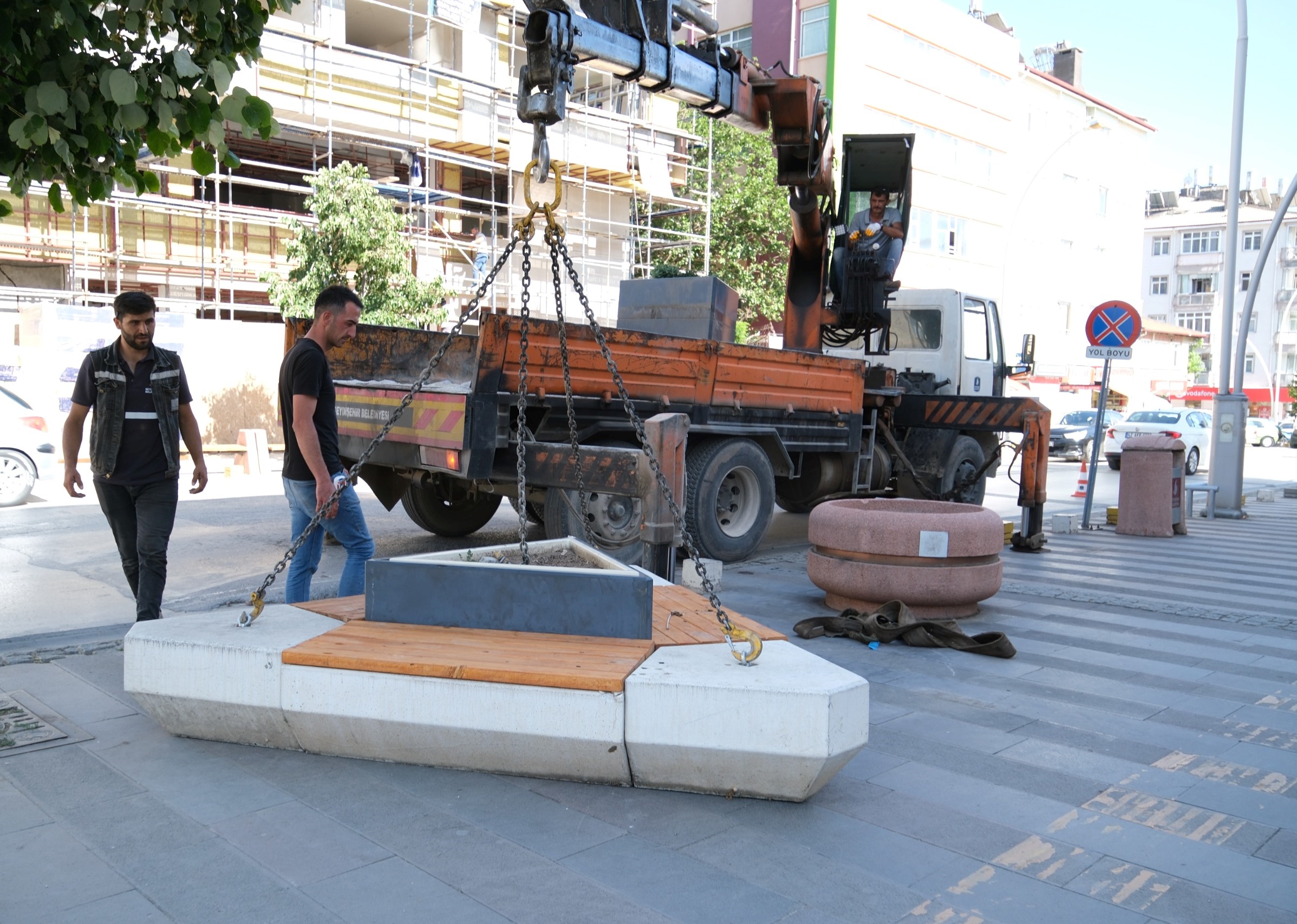 BELEDİYE BANK VE OTURMA GURUPLARINI KENDİ İMAL EDİYOR