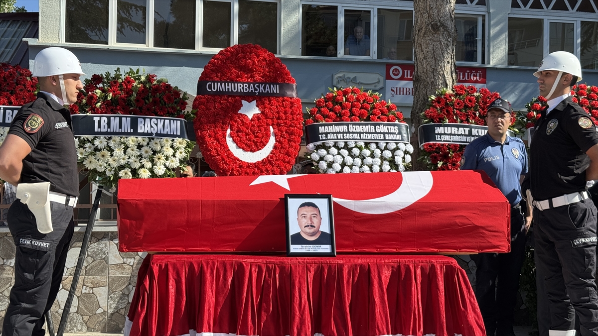 KONYA - İzmir'deki orman yangınında şehit olan dozer operatörü İbrahim Demir'in cenazesi, Konya'da defnedildi