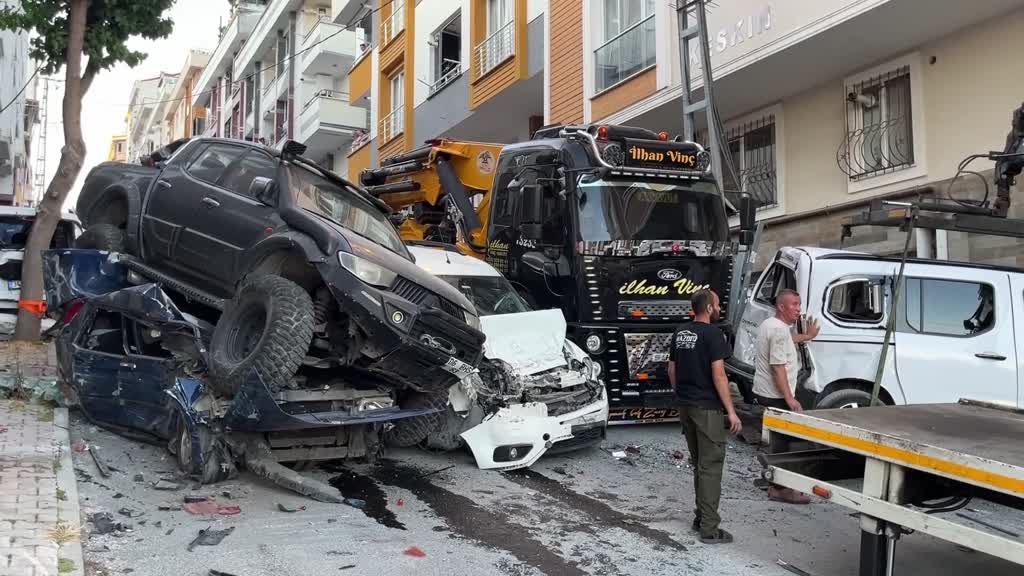 İSTANBUL - Başakşehir'de kontrolden çıkan vinç 23 araca çarpıp hasar verdi