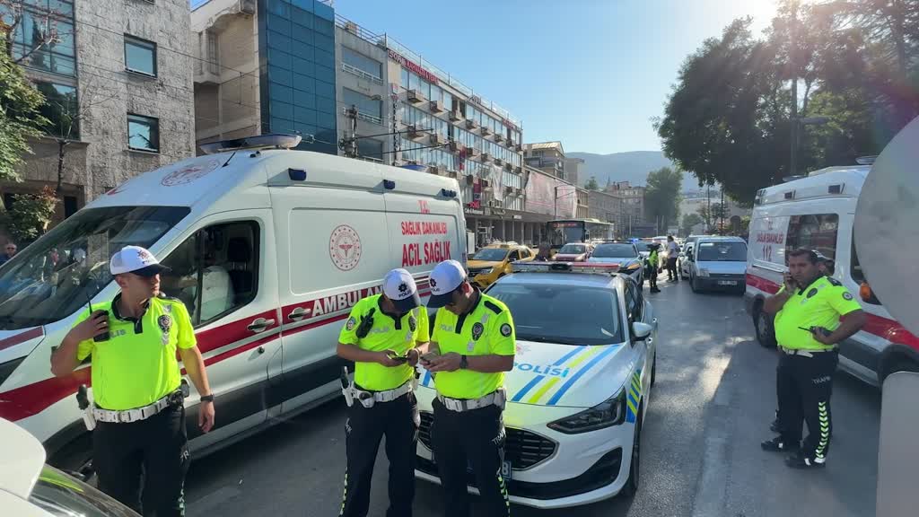 BURSA - Otomobilin çarptığı polis memuru ağır yaralandı