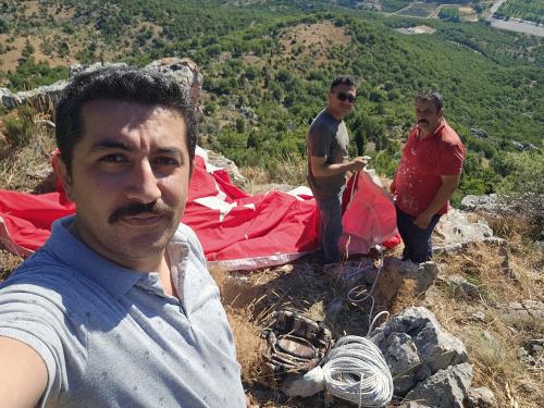Seydişehir Moil İstasyonu Çalışanları, Kuğulu Park'tan Görülen Zirveye Türk Bayrağı Diktiler