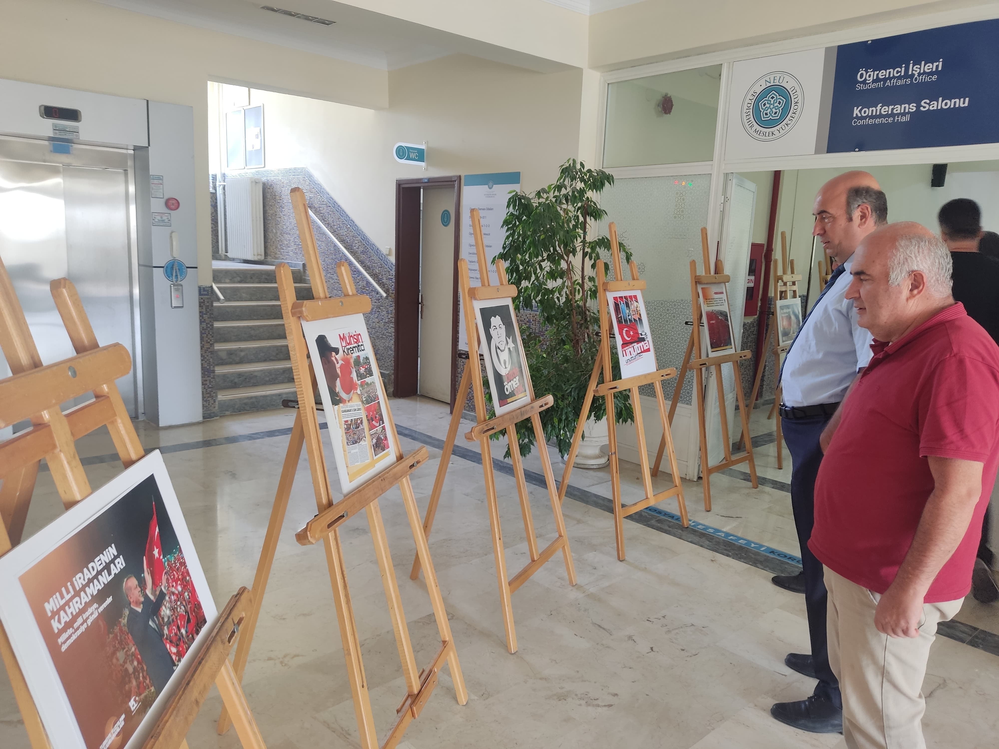 NEÜ Seydişehir MYO'da "15 Temmuz Demokrasi ve Milli Birlik Günü" Fotoğraf Sergisi Açıldı