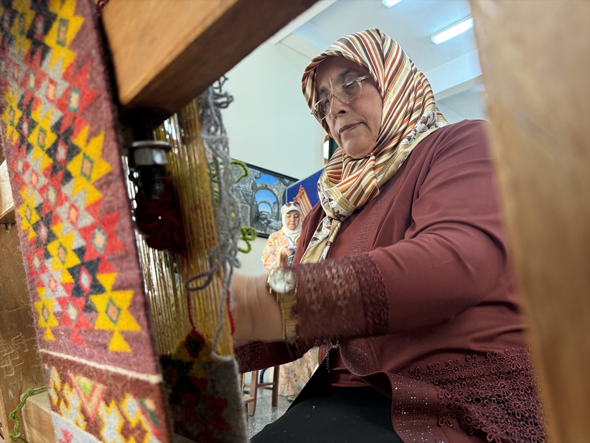 Köyünün coğrafi işaretli halısını gelecek kuşaklara aktarabilmek için mücadele ediyor