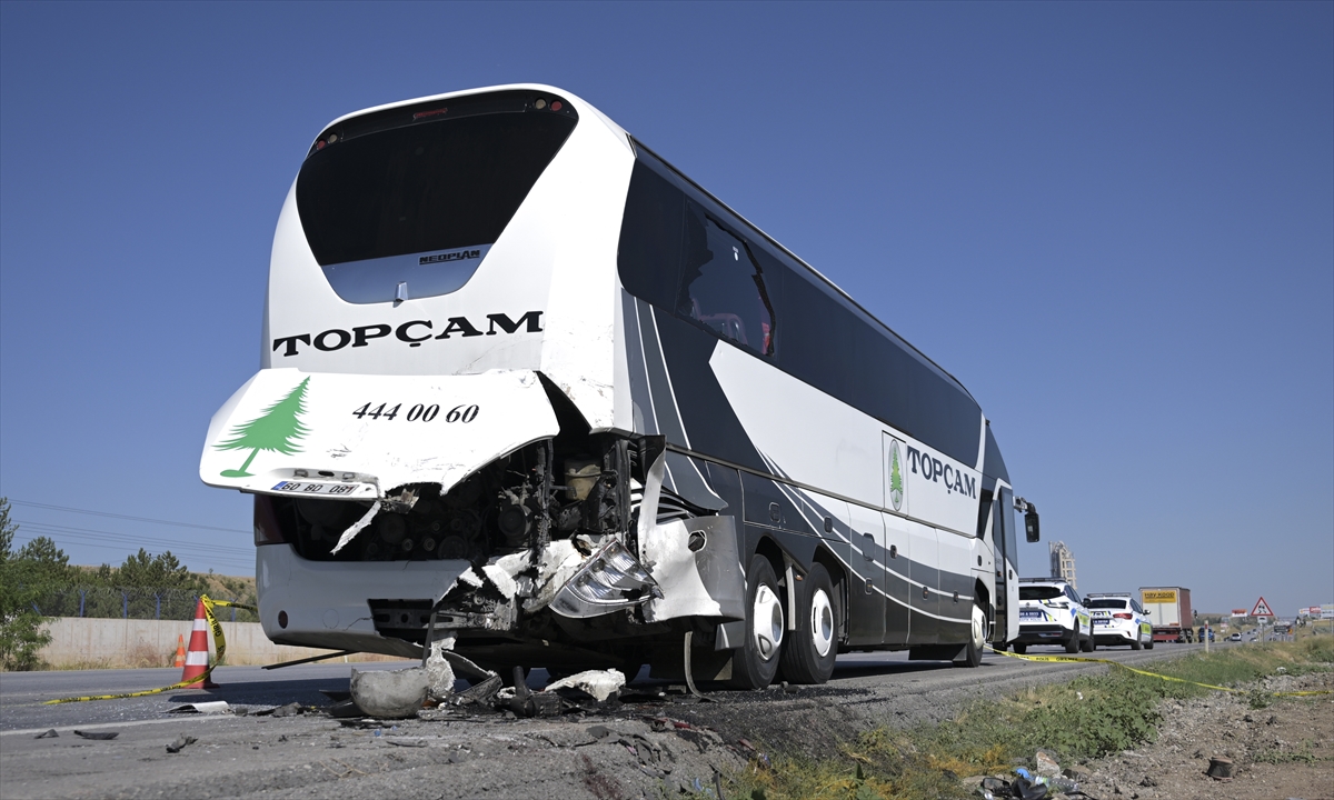 Ankara'daki trafik kazasında 2 kişi öldü, 1 kişi ağır yaralandı