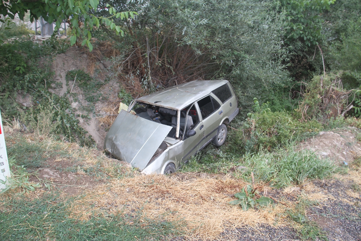 Beyşehirde  Kanala düşen otomobildeki 3 kişi yaralandı