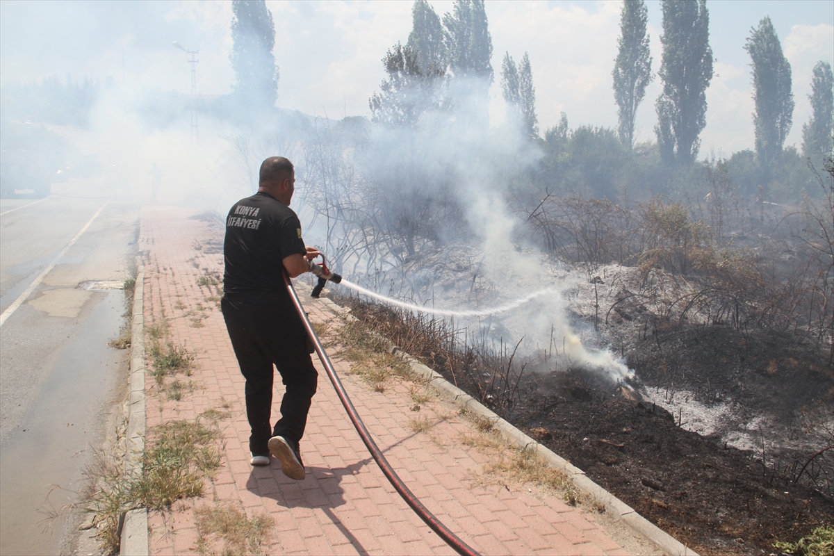 Konya'da ekin tarlasında çıkan yangın büyümeden söndürüldü