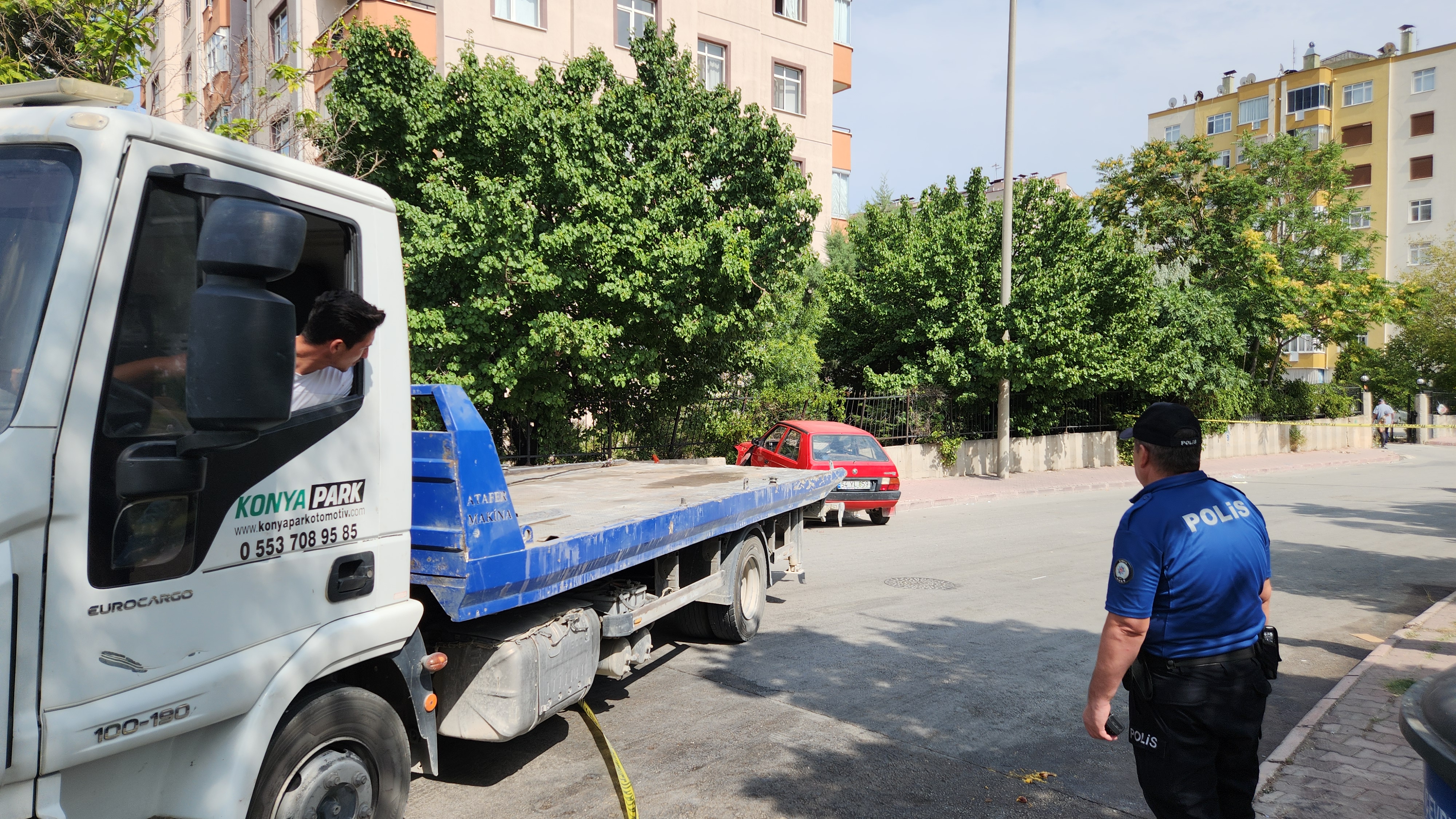 Ehliyetsiz sürücü kaçtı, otomobili durdurmak isteyen polis yaralandı