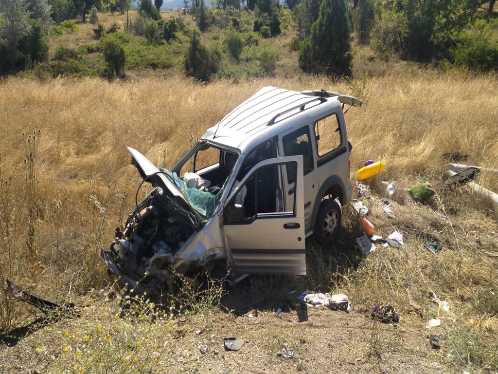 Beyşehirde  hafif ticari araç takla attı: 2 ölü, 3 yaralı