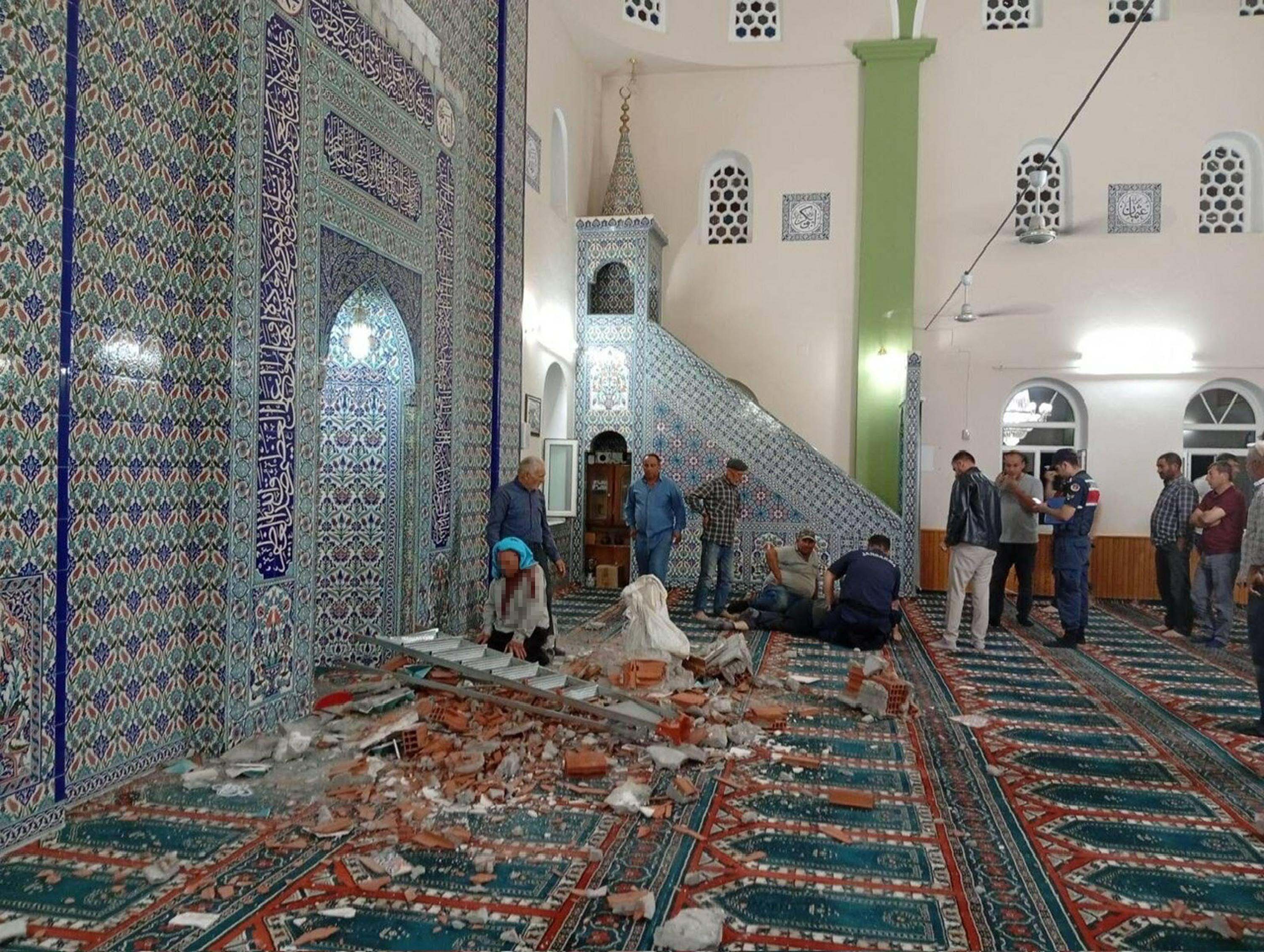 Camide duvardan kopan sıva ve tuğla parçaları üzerlerine düştü: 1 ölü, 1 yaralı