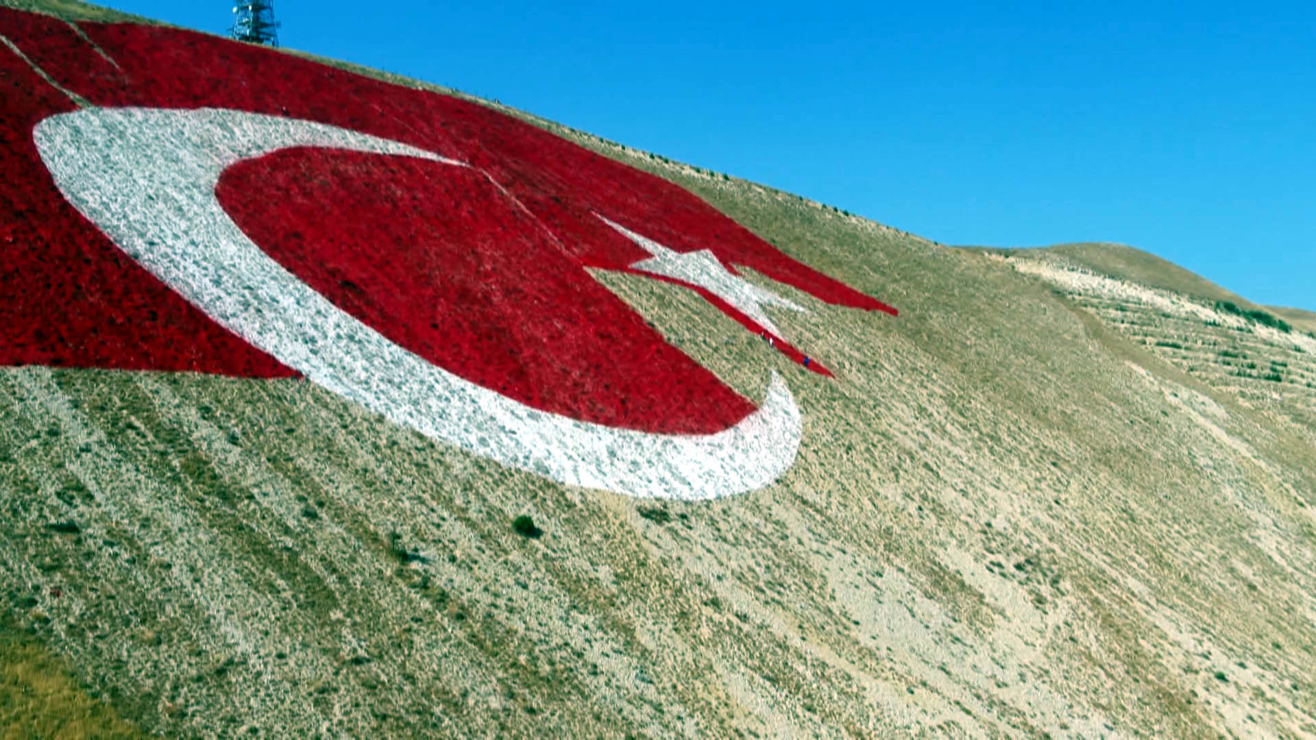 Türkiye’nin en büyük bayrağı Kahramanmaraş dağlarına işleniyor