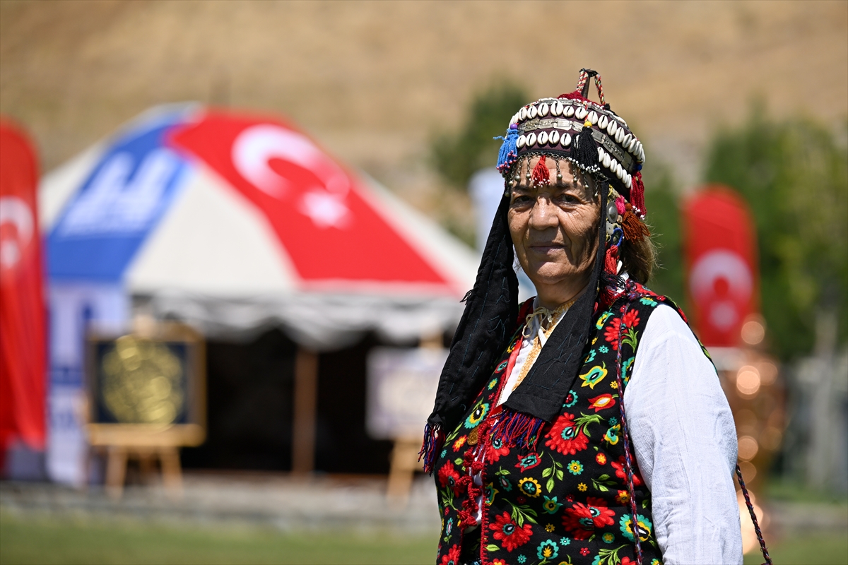 Konya Yöresininde katıldığı Anadolu kadınları yöresel kıyafetleriyle Malazgirt Zaferi kutlamalarını renklendirdi