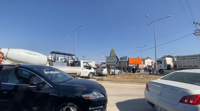Doğanhisar'da Trafik Kazası Kurbanları Anısına Yol Kapatılarak Eylem Yapıldı: