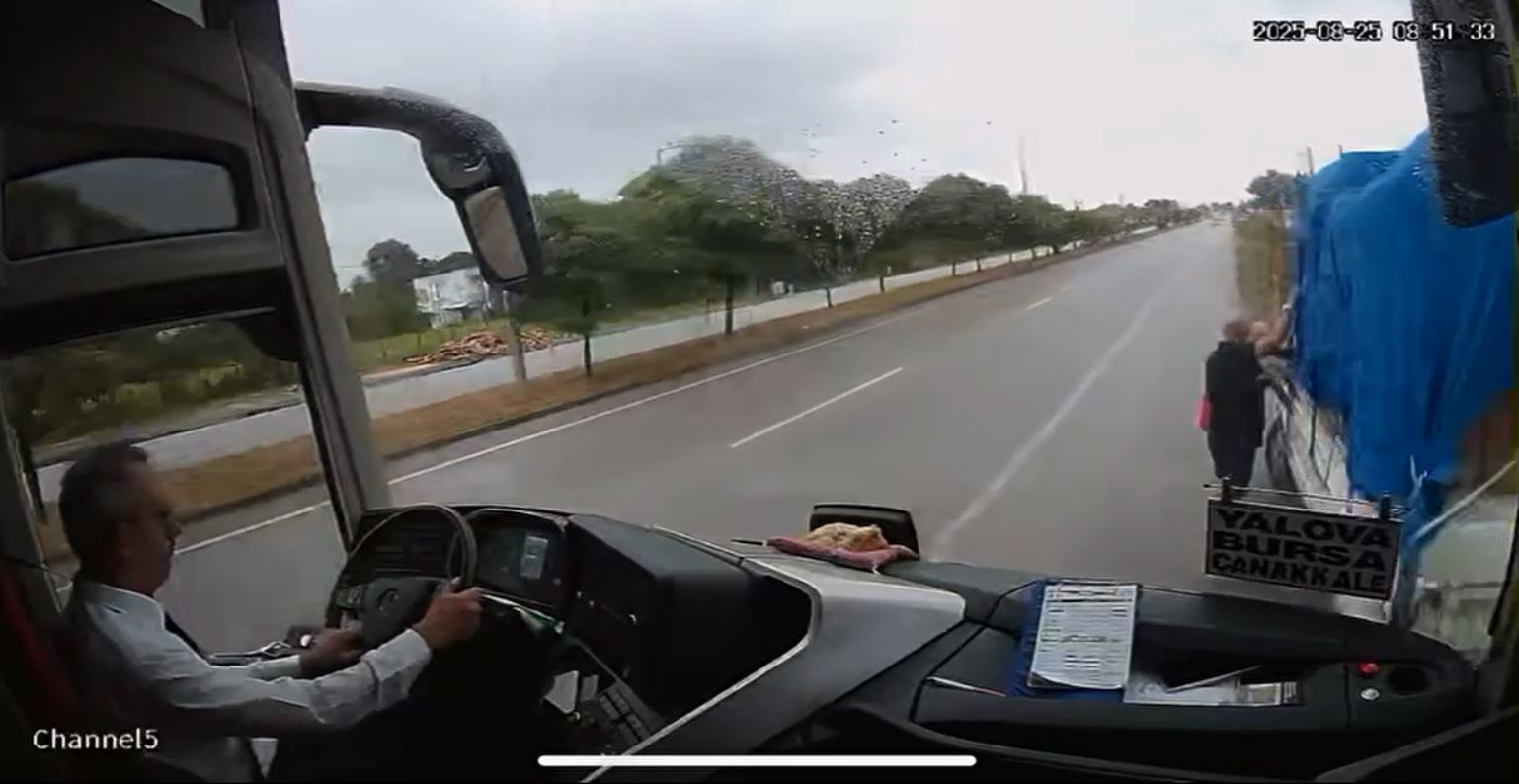 Samsun- Otobüsün kamyonete branda çekenlere çarptığı kazada ölü sayısı 2’ye çıktı; olay kamerada