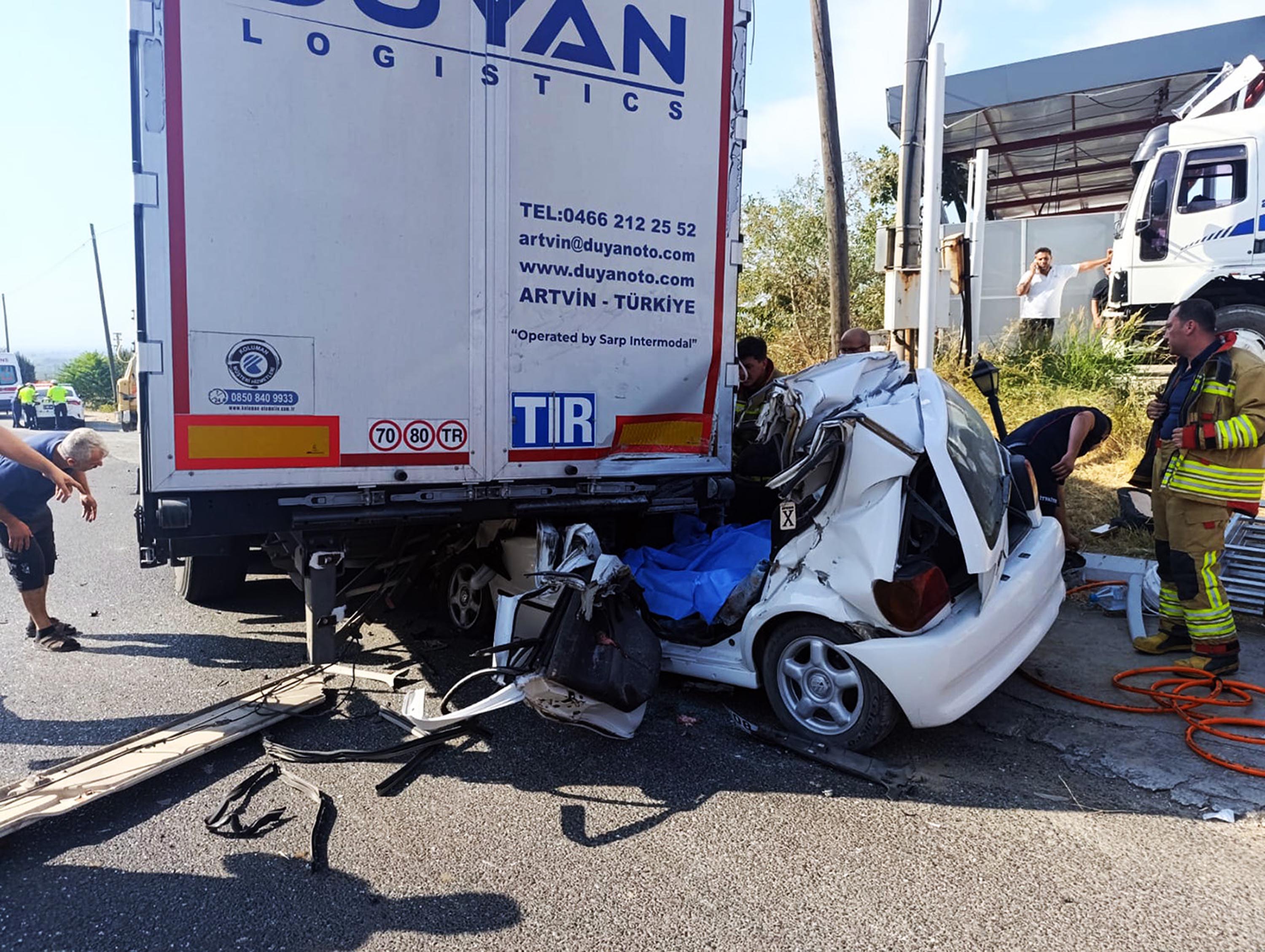 Manisa - TIR'a çarpan otomobildeki 2 kardeş öldü, kuzenleri ağır yaralandı
