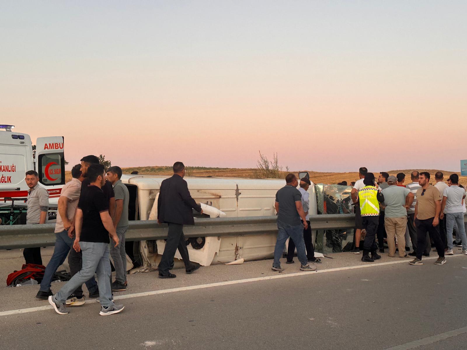 Afyonkarahisar’da otomobil ile minibüs çarpıştı: 10 yaralı