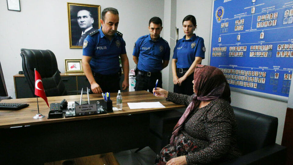 Adana'da yanlışlıkla çöpe atılan altınlar polisin çalışmasıyla bulundu
