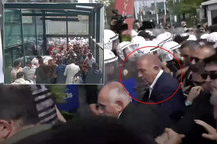 Gürsel Tekin, protestolar sürerken CHP İl Başkanlığı binasına girdi
