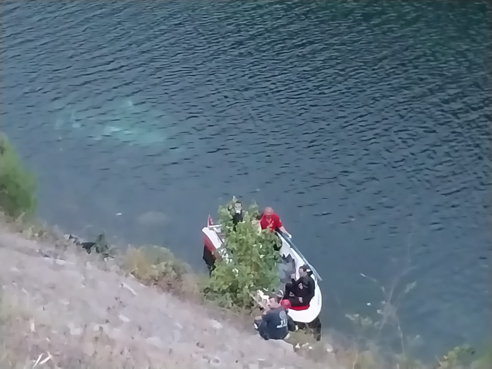 Kızılırmak'a uçan otomobildeki anne- oğul öldü, baba kurtarıldı