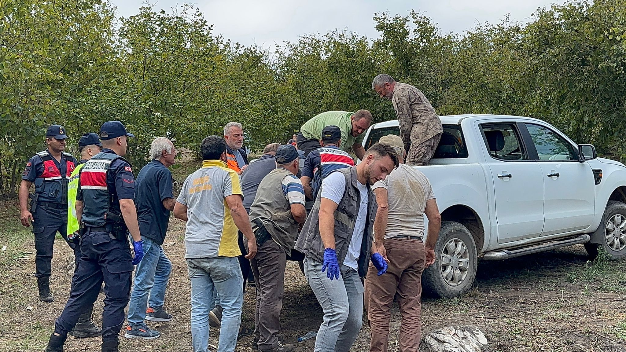 Sakaryada Traktörden düşüp teker ile ağaç arasına sıkışan sürücü öldü