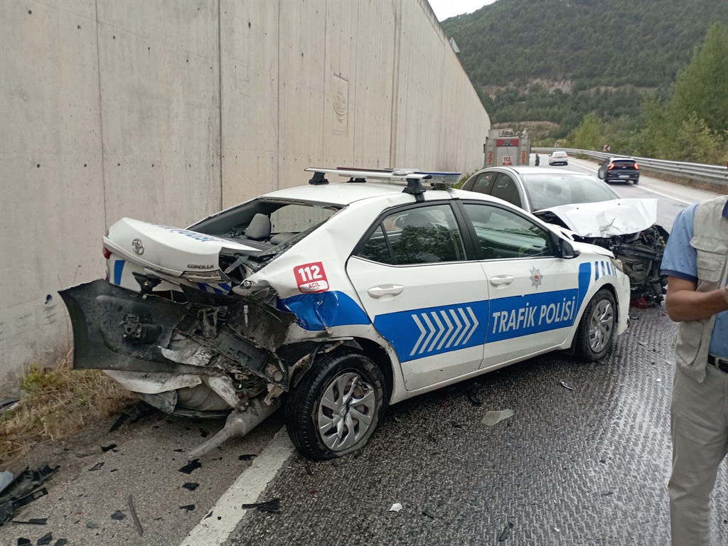 Tokatta Kazaya müdahale eden polislerin aracına otomobil çarptı; 2'si polis 8 yaralı