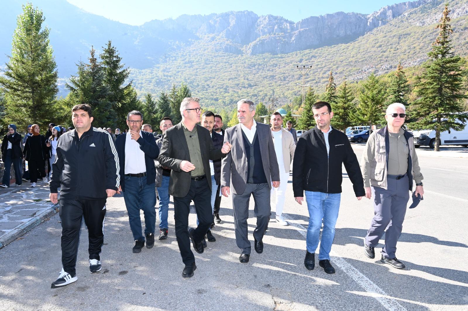 ÜNİVERSİTE ÖĞRENCİLERİ, ORYANTİRİNG İLE HEM EĞLENDİ HEM YARIŞTI