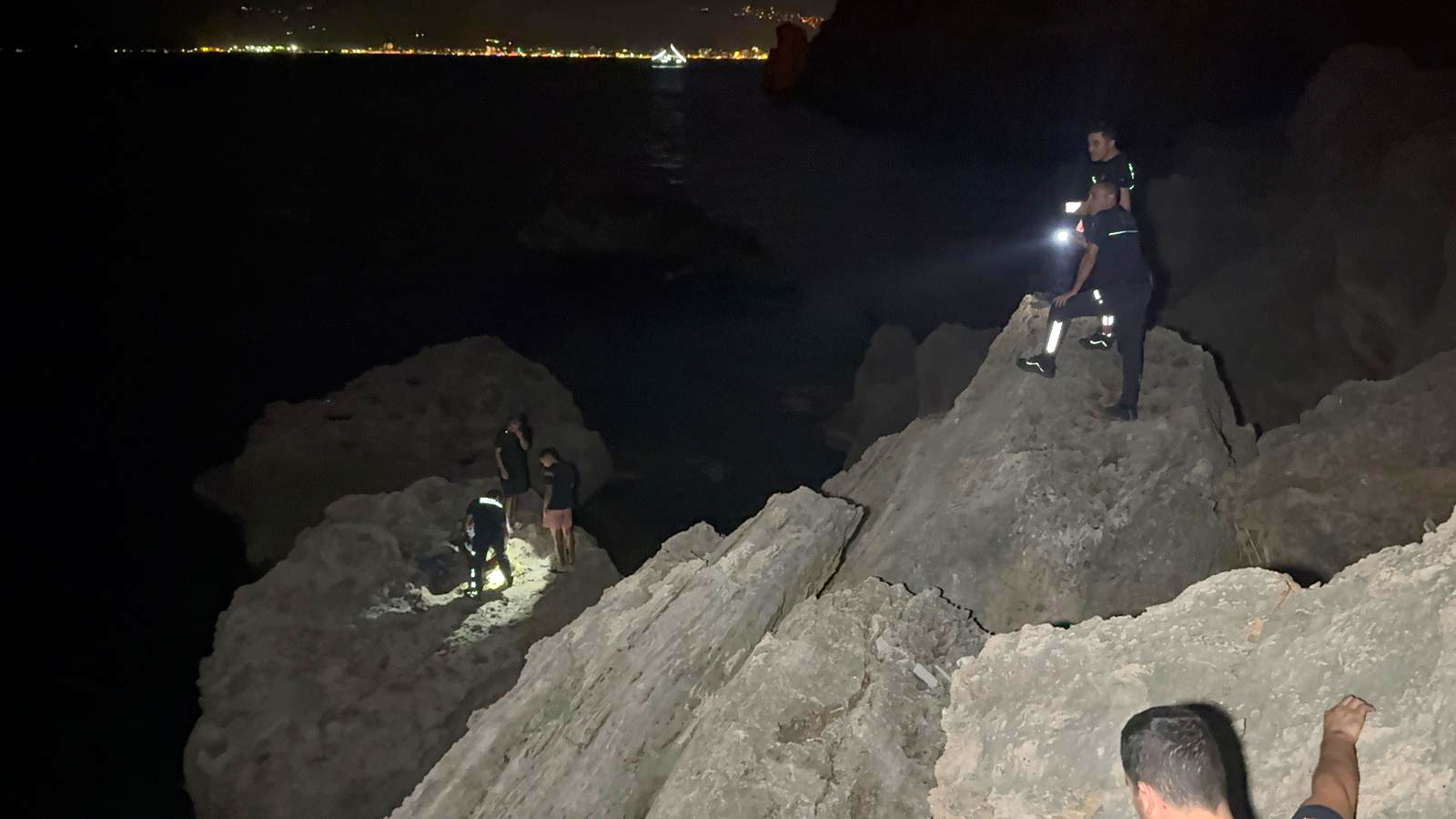 Antalyada Balık tutmak için çıktıkları kayalıkta mahsur kaldılar